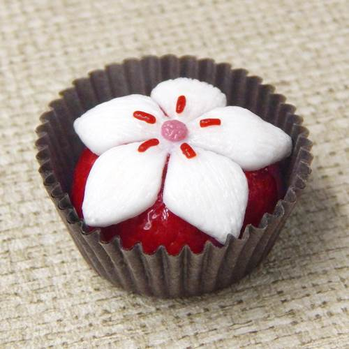 Click to view detail for HG-182 Flower Ball-Cherry/White Chocolate $50